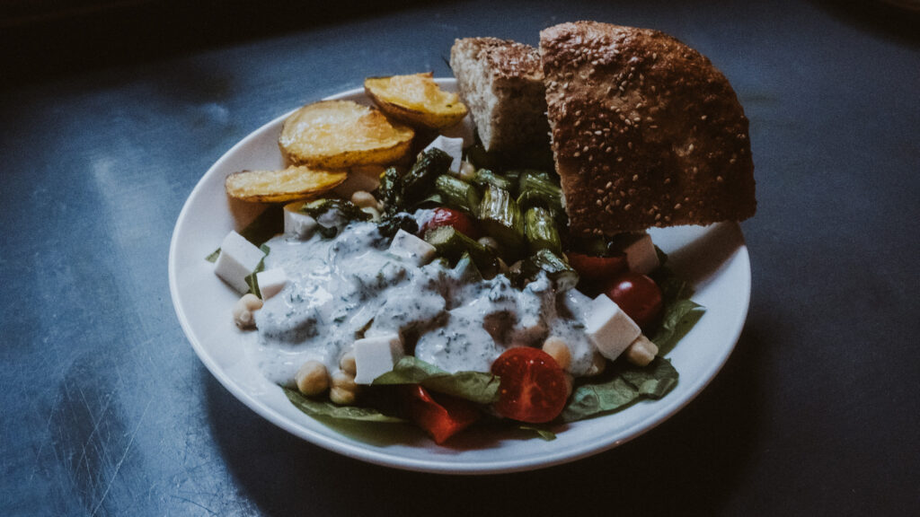 Salat, Fladenbrot und Ofenkartoffeln